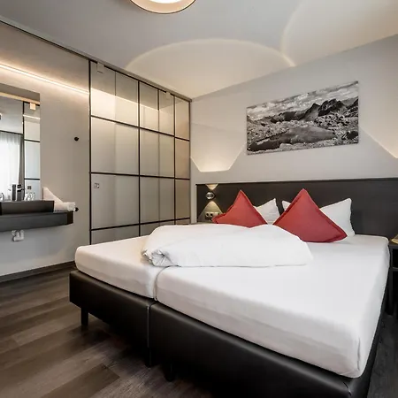 The Black By Regina Ζόλντεν